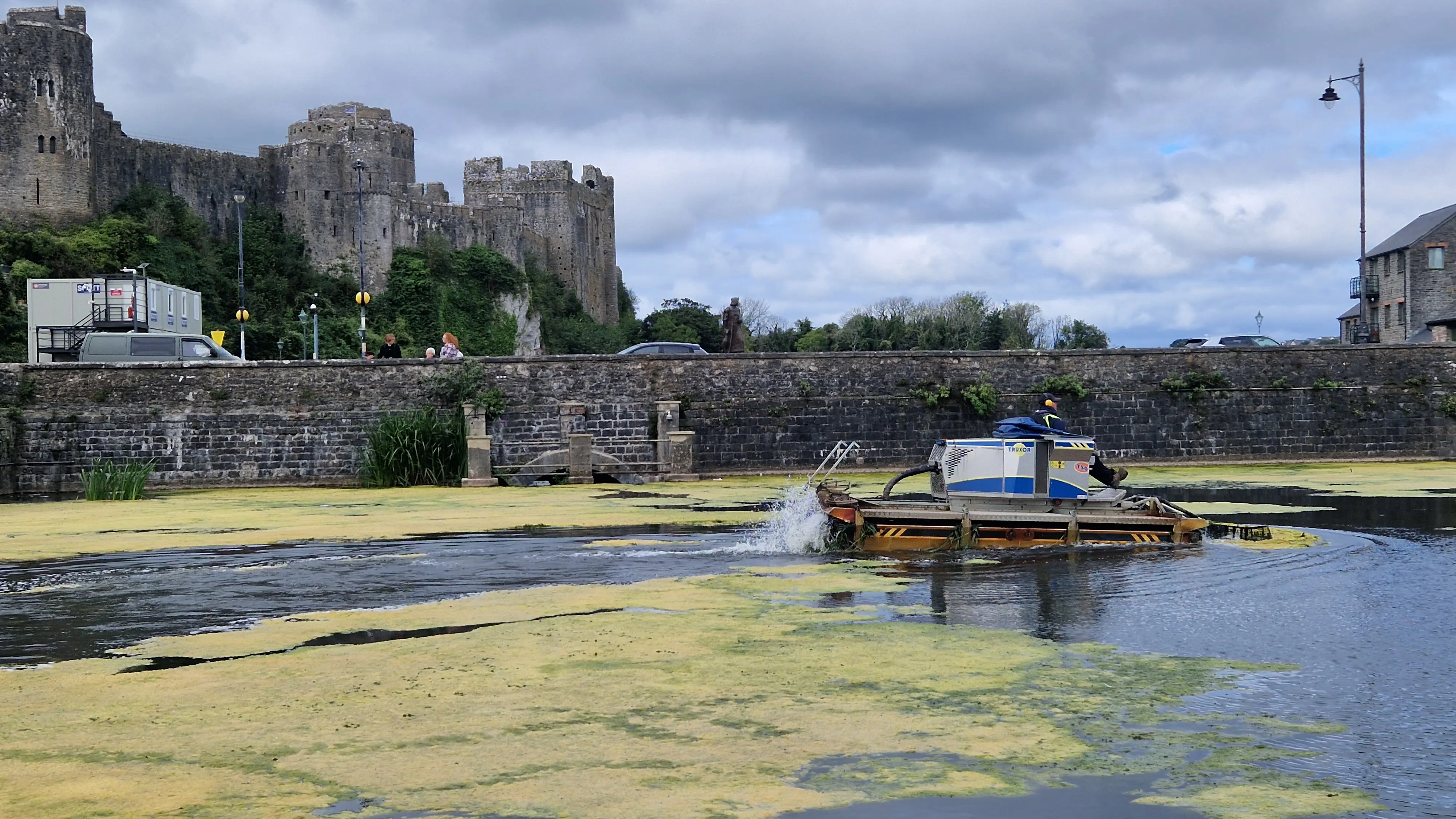 Truxor clearing Algae in front of Castle